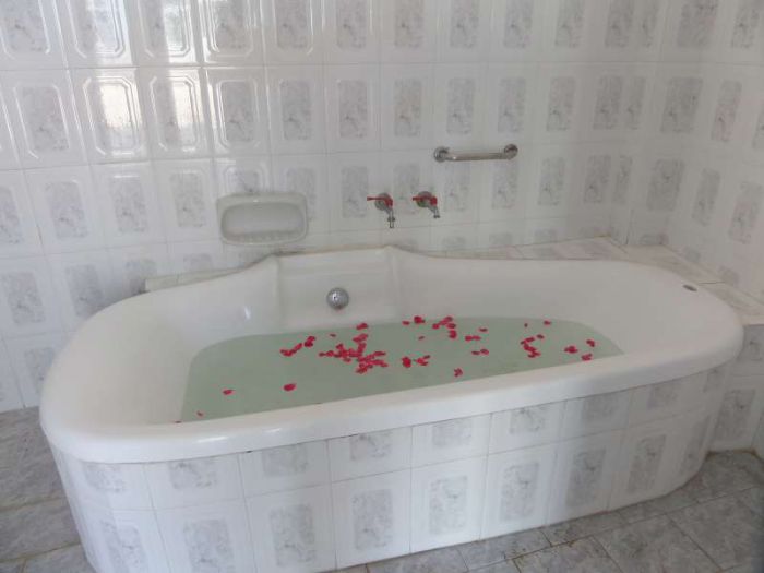 &Theta;&epsilon;&rho;&alpha;&pi;&epsilon;ί&alpha;, &epsilon;&upsilon;&epsilon;&xi;ί&alpha; &kappa;&alpha;&iota; &chi;&alpha;&lambda;ά&rho;&omega;&sigma;&eta; &sigma;&tau;&alpha; &iota;&alpha;&mu;&alpha;&tau;&iota;&kappa;ά &lambda;&omicron;&upsilon;&tau;&rho;ά &tau;&eta;&sigmaf; &Gamma;&omicron;&rho;&tau;&upsilon;&nu;ί&alpha;&sigmaf;! (&epsilon;&iota;&kappa;ό&nu;&epsilon;&sigmaf;)