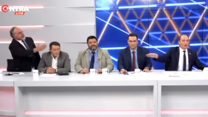 Παραλίγο να πέσει ξύλο | Άγριος καυγάς με Βελόπουλο στο Kontra (vd)
