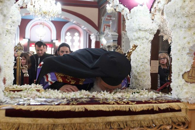 &Omicron;&iota; &Iota;&epsilon;&rho;έ&sigmaf; &Alpha;&kappa;&omicron;&lambda;&omicron;&upsilon;&theta;ί&epsilon;&sigmaf; &tau;&eta;&sigmaf; &Mu;. &Pi;&alpha;&rho;&alpha;&sigma;&kappa;&epsilon;&upsilon;ή&sigmaf; &sigma;&tau;&eta;&nu; &Tau;&rho;ί&pi;&omicron;&lambda;&eta; (&epsilon;&iota;&kappa;ό&nu;&epsilon;&sigmaf;)