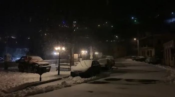 Η νυχτερινή δυνατή χιονόπτωση στο Βαλτεσινίκο (vd)