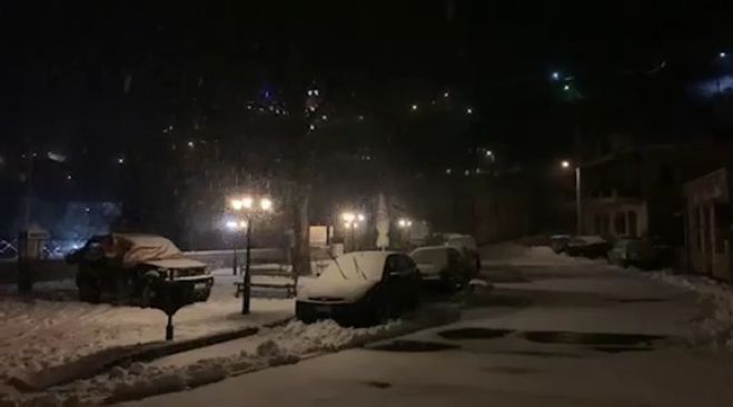 Η νυχτερινή δυνατή χιονόπτωση στο Βαλτεσινίκο (vd)