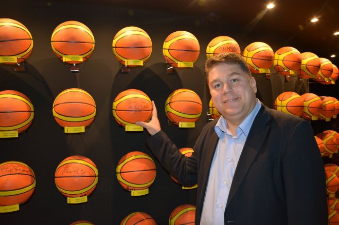 Έ&rho;&chi;&epsilon;&tau;&alpha;&iota; ... "&Eta; &iota;&sigma;&tau;&omicron;&rho;ί&alpha; &epsilon;&nu;ό&sigmaf; 40ά&rho;&eta;"!