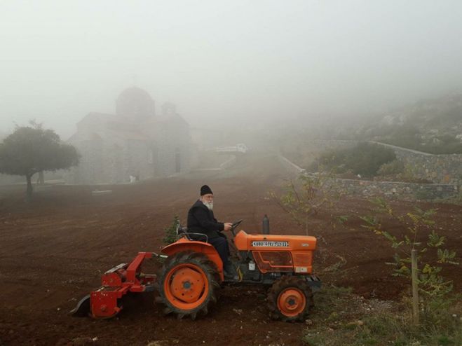 Ο Μητροπολίτης Αλέξανδρος ανέβηκε πάλι στο τρακτέρ για τη σπορά χωραφιών! (εικόνες)