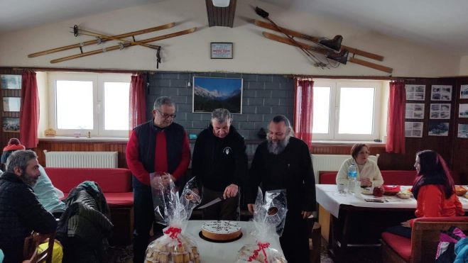 &Sigma;&tau;&omicron; &kappa;&alpha;&tau;&alpha;&phi;ύ&gamma;&iota;&omicron; &Mu;&alpha;&iota;&nu;ά&lambda;&omicron;&upsilon; &eta; &kappa;&omicron;&pi;ή &pi;ί&tau;&alpha;&sigmaf; &tau;&omicron;&upsilon; &Epsilon;&Omicron;&Sigma; &Tau;&rho;ί&pi;&omicron;&lambda;&eta;&sigmaf; (&epsilon;&iota;&kappa;ό&nu;&epsilon;&sigmaf;)