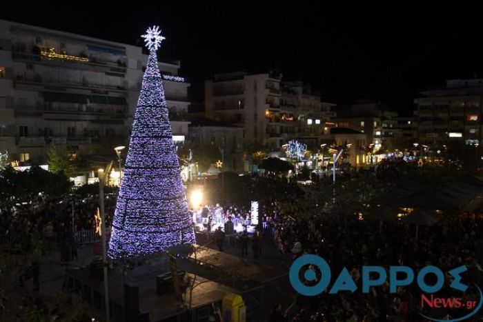 «Άναψε» το χριστουγεννιάτικο δέντρο της Καλαμάτας (vd)