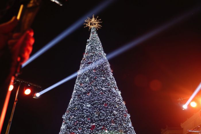 Φωταγωγήθηκε το χριστουγεννιάτικο δένδρο στην Καλαμάτα - Συναυλία με τη Μαλού! (vd)