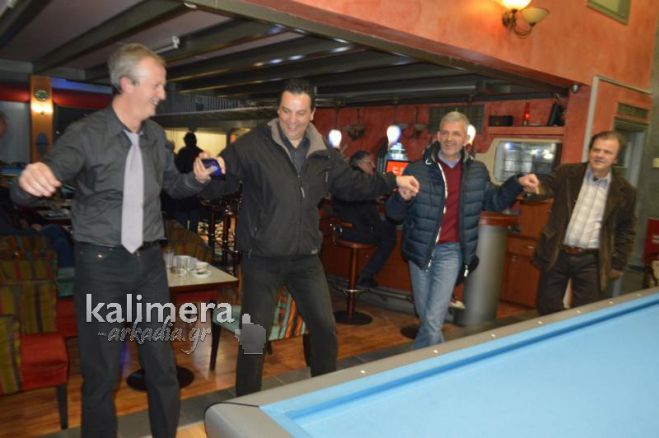 Τελικός μπιλιάρδου με ... κλαρίνα στην Τρίπολη (εικόνες - βίντεο)