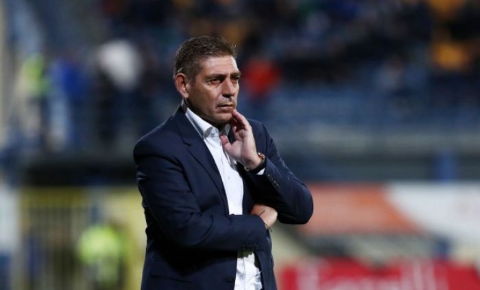 &Pi;&alpha;&nu;&tau;&epsilon;&lambda;ί&delta;&eta;&sigmaf;: &laquo;&Alpha;&xi;&iota;&zeta;&alpha;&mu;&epsilon; &tau;&eta; &nu;ί&kappa;&eta; &kappa;&alpha;&iota; &tau;&omicron;&upsilon;&sigmaf; &beta;&alpha;&theta;&mu;&omicron;ύ&sigmaf;&raquo;