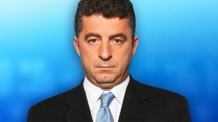 Έ&xi;&iota; &mu;ή&nu;&epsilon;&sigmaf; &mu;&epsilon;&tau;ά &tau;&eta; &sigma;&tau;&upsilon;&gamma;&nu;ή &delta;&omicron;&lambda;&omicron;&phi;&omicron;&nu;ί&alpha; &tau;&omicron;&upsilon; &delta;&eta;&mu;&omicron;&sigma;&iota;&omicron;&gamma;&rho;ά&phi;&omicron;&upsilon; &Kappa;&alpha;&rho;&alpha;ϊ&beta;ά&zeta; ... &kappa;&alpha;&mu;ί&alpha; &pi;&rho;ό&omicron;&delta;&omicron;&sigmaf; &sigma;&tau;&eta;&nu; &epsilon;&xi;&iota;&chi;&nu;ί&alpha;&sigma;&eta; &tau;&omicron;&upsilon; &epsilon;&gamma;&kappa;&lambda;ή&mu;&alpha;&tau;&omicron;&sigmaf;