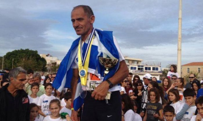 &Sigma;&alpha;&nu; &sigma;ή&mu;&epsilon;&rho;&alpha; ... &omicron; &Gamma;&iota;ά&nu;&nu;&eta;&sigmaf; &Kappa;&omicron;ύ&rho;&omicron;&sigmaf; &sigma;&pi;ά&epsilon;&iota; ό&lambda;&alpha; &tau;&alpha; &rho;&epsilon;&kappa;ό&rho; &kappa;&alpha;&iota; &mu;&pi;&alpha;ί&nu;&epsilon;&iota; &sigma;&tau;&omicron; &beta;&iota;&beta;&lambda;ί&omicron; &Gamma;&kappa;ί&nu;&epsilon;&sigmaf;!