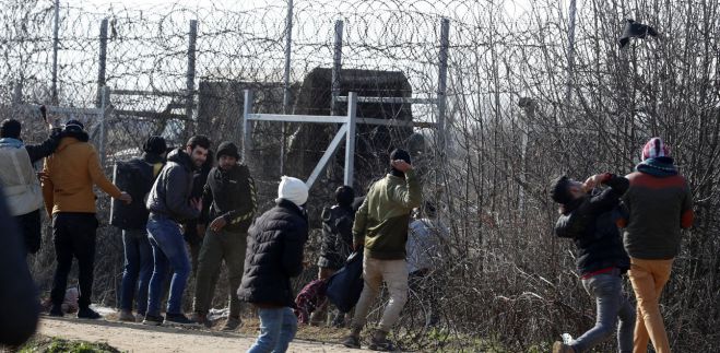 Έ&beta;&rho;&omicron;&sigmaf;: &Nu;έ&alpha; &epsilon;&pi;&epsilon;&iota;&sigma;ό&delta;&iota;&alpha; &mu;&epsilon; &chi;&eta;&mu;&iota;&kappa;ά &kappa;&alpha;&iota; &delta;&alpha;&kappa;&rho;&upsilon;&gamma;ό&nu;&alpha; &sigma;&tau;&iota;&sigmaf; &Kappa;&alpha;&sigma;&tau;&alpha;&nu;&iota;έ&sigmaf; (vd)