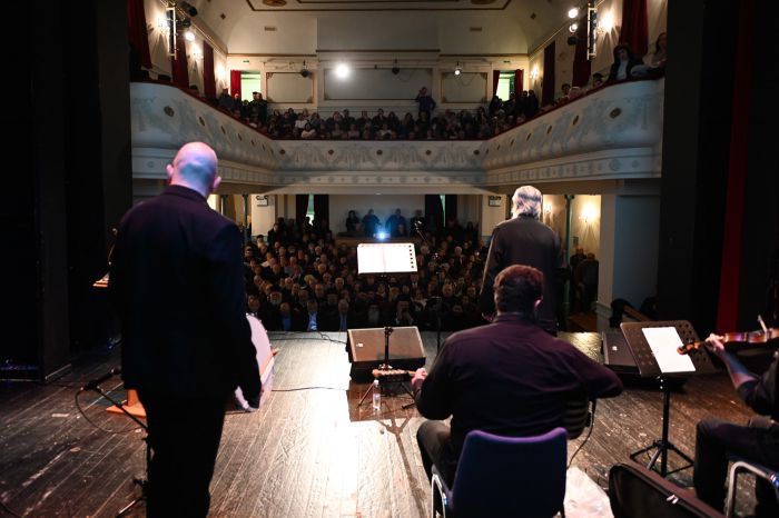 &Tau;&rho;ί&pi;&omicron;&lambda;&eta; | &Pi;ί&sigma;&tau;&eta; &kappa;&alpha;&iota; &Pi;&alpha;&tau;&rho;ί&delta;&alpha; &epsilon;&nu;ώ&theta;&eta;&kappa;&alpha;&nu; &sigma;&epsilon; &mu;&iota;&alpha; &sigma;&upsilon;&gamma;&kappa;&iota;&nu;&eta;&tau;&iota;&kappa;ή &gamma;&iota;&omicron;&rho;&tau;ή &gamma;&iota;&alpha; &tau;&eta;&nu; 25&eta; &Mu;&alpha;&rho;&tau;ί&omicron;&upsilon; (&epsilon;&iota;&kappa;ό&nu;&epsilon;&sigmaf;)