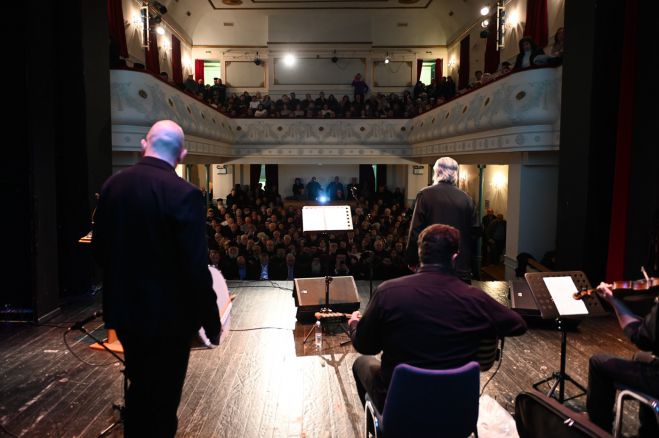 &Tau;&rho;ί&pi;&omicron;&lambda;&eta; | &Pi;ί&sigma;&tau;&eta; &kappa;&alpha;&iota; &Pi;&alpha;&tau;&rho;ί&delta;&alpha; &epsilon;&nu;ώ&theta;&eta;&kappa;&alpha;&nu; &sigma;&epsilon; &mu;&iota;&alpha; &sigma;&upsilon;&gamma;&kappa;&iota;&nu;&eta;&tau;&iota;&kappa;ή &gamma;&iota;&omicron;&rho;&tau;ή &gamma;&iota;&alpha; &tau;&eta;&nu; 25&eta; &Mu;&alpha;&rho;&tau;ί&omicron;&upsilon; (&epsilon;&iota;&kappa;ό&nu;&epsilon;&sigmaf;)