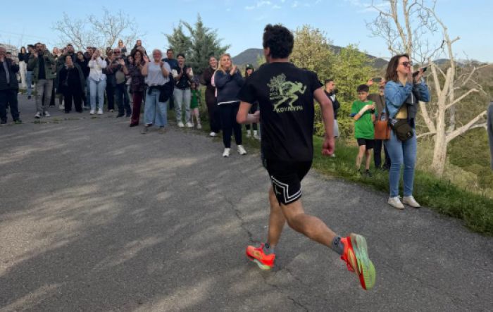 &Mu;&epsilon; &zeta;&omega;&nu;&tau;ά&nu;&iota;&alpha; &kappa;&alpha;&iota; &epsilon;&nu;&theta;&omicron;&upsilon;&sigma;&iota;&alpha;&sigma;&mu;ό &omicron; &alpha;&gamma;ώ&nu;&alpha;&sigmaf; &delta;&rho;ό&mu;&omicron;&upsilon; &tau;&eta;&sigmaf; &Kappa;&omicron;&upsilon;&lambda;&omicron;ύ&rho;&alpha;&sigmaf; &sigma;&tau;&omicron; &Mu;&omicron;&nu;&alpha;&sigma;&tau;&eta;&rho;ά&kappa;&iota; &Gamma;&omicron;&rho;&tau;&upsilon;&nu;ί&alpha;&sigmaf; (&epsilon;&iota;&kappa;ό&nu;&epsilon;&sigmaf; - &beta;ί&nu;&tau;&epsilon;&omicron;)