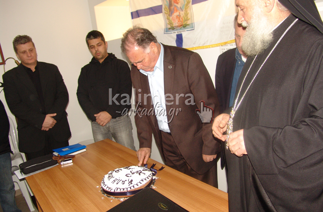 &Sigma;&tau;&eta;&nu; &epsilon;&pi;έ&tau;&epsilon;&iota;&omicron; &tau;&omicron;&upsilon; &theta;&alpha;&nu;ά&tau;&omicron;&upsilon; &tau;&omicron;&upsilon; &Theta;&epsilon;ό&delta;&omega;&rho;&omicron;&upsilon; &Kappa;&omicron;&lambda;&omicron;&kappa;&omicron;&tau;&rho;ώ&nu;&eta; έ&kappa;&omicron;&psi;&epsilon; &tau;&eta;&nu; &pi;ί&tau;&alpha; &tau;&eta;&sigmaf; &eta; &Chi;&rho;&upsilon;&sigma;ή &Alpha;&upsilon;&gamma;ή &Tau;&rho;ί&pi;&omicron;&lambda;&eta;&sigmaf; (vd)