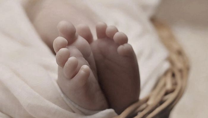 &Tau;&rho;&alpha;&gamma;&omega;&delta;ί&alpha; &sigma;&tau;&omicron; &Pi;&alpha;ί&delta;&omega;&nu; | &Nu;&epsilon;&kappa;&rho;ό &beta;&rho;έ&phi;&omicron;&sigmaf; &alpha;&pi;ό &epsilon;&gamma;&kappa;&alpha;ύ&mu;&alpha;&tau;&alpha;, &sigma;&upsilon;&nu;&epsilon;&lambda;ή&phi;&theta;&eta;&sigma;&alpha;&nu; &mu;&eta;&tau;έ&rho;&alpha; &kappa;&alpha;&iota; &gamma;&iota;&alpha;&gamma;&iota;ά