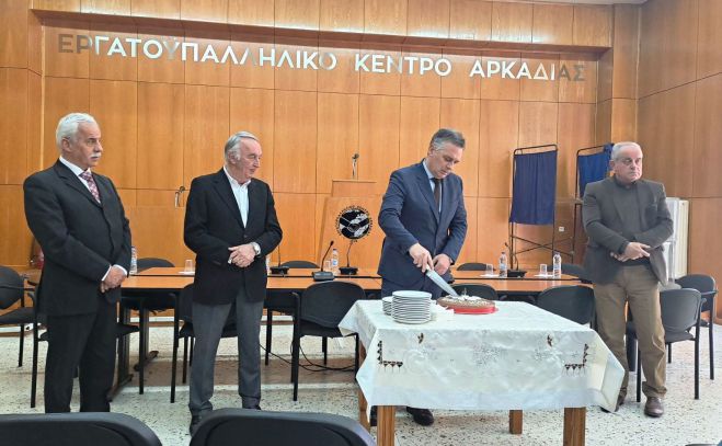 &Sigma;&tau;&eta;&nu; &Tau;&rho;ί&pi;&omicron;&lambda;&eta; &omicron; &Gamma;&rho;&alpha;&mu;&mu;&alpha;&tau;έ&alpha;&sigmaf; &tau;&eta;&sigmaf; &Alpha;&pi;&omicron;&kappa;&epsilon;&nu;&tau;&rho;&omega;&mu;έ&nu;&eta;&sigmaf; &Delta;&iota;&omicron;ί&kappa;&eta;&sigma;&eta;&sigmaf;