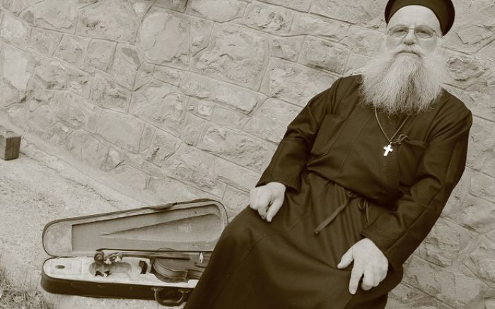 Γορτυνία - Ο παπα Νικόλας με το βιολί του ... κρατάει "ζωντανά" παλιά δημοτικά τραγούδια! (vd)