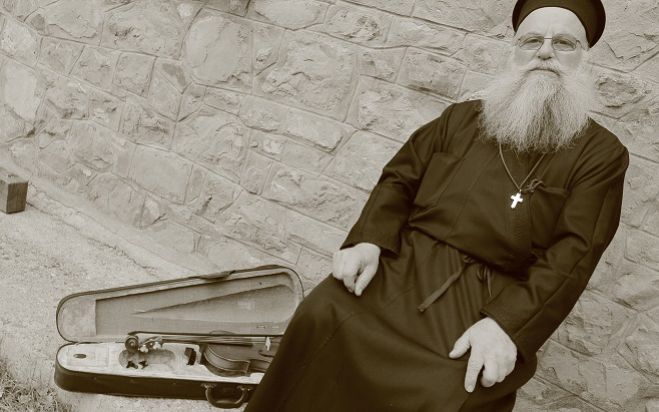 Γορτυνία - Ο παπα Νικόλας με το βιολί του ... κρατάει &quot;ζωντανά&quot; παλιά δημοτικά τραγούδια! (vd)
