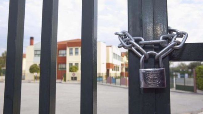 &Sigma;ύ&psi;&alpha;&sigmaf;: "&Nu;&alpha; &mu;&eta;&nu; &alpha;&nu;&omicron;ί&xi;&omicron;&upsilon;&nu; &tau;&alpha; &sigma;&chi;&omicron;&lambda;&epsilon;ί&alpha;, &tau;&omicron;&upsilon;&lambda;ά&chi;&iota;&sigma;&tau;&omicron;&nu; &mu;έ&chi;&rho;&iota; &tau;&omicron;&nu; &Iota;&alpha;&nu;&omicron;&upsilon;ά&rho;&iota;&omicron;"