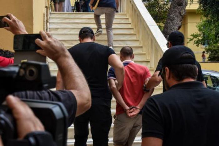 &Sigma;&tau;&iota;&sigmaf; &phi;&upsilon;&lambda;&alpha;&kappa;έ&sigmaf; &Tau;&rho;ί&pi;&omicron;&lambda;&eta;&sigmaf; &omicron; 27&chi;&rho;&omicron;&nu;&omicron;&sigmaf; &delta;&omicron;&lambda;&omicron;&phi;ό&nu;&omicron;&sigmaf; &tau;&eta;&sigmaf; &Alpha;&mu;&epsilon;&rho;&iota;&kappa;&alpha;&nu;ί&delta;&alpha;&sigmaf; &sigma;&tau;&eta;&nu; &Kappa;&rho;ή&tau;&eta;