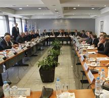 &Sigma;&tau;&eta; &Beta;&omicron;&upsilon;&lambda;ή &eta; &tau;&rho;&omicron;&pi;&omicron;&lambda;&omicron;&gamma;ί&alpha; &gamma;&iota;&alpha; &tau;&alpha; &tau;&rho;ί&alpha; &kappa;έ&nu;&tau;&rho;&alpha;
&kappa;&rho;ά&tau;&eta;&sigma;&eta;&sigmaf; &lambda;&alpha;&theta;&rho;&omicron;&mu;&epsilon;&tau;&alpha;&nu;&alpha;&sigma;&tau;ώ&nu; &sigma;&tau;&eta;&nu; &Pi;&epsilon;&rho;&iota;&phi;έ&rho;&epsilon;&iota;&alpha; &Pi;&epsilon;&lambda;&omicron;&pi;&omicron;&nu;&nu;ή&sigma;&omicron;&upsilon;