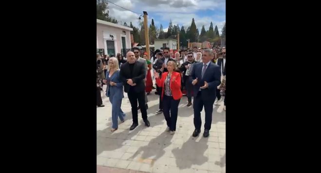 &Eta; ά&phi;&iota;&xi;&eta; &tau;&eta;&sigmaf; &omicron;&rho;&chi;ή&sigma;&tau;&rho;&alpha;&sigmaf; &gamma;&iota;&alpha; &tau;&omicron; &Pi;&alpha;&sigma;&chi;&alpha;&lambda;&iota;&nu;ό &gamma;&lambda;έ&nu;&tau;&iota; &sigma;&tau;&eta;&nu; &Pi;&lambda;&alpha;&tau;&epsilon;ί&alpha; Ά&rho;&epsilon;&omega;&sigmaf;! (vd)