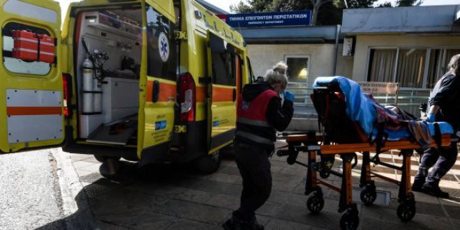 &Tau;&rho;&alpha;&gamma;&omega;&delta;ί&alpha; &sigma;&tau;&eta;&nu; &Kappa;&alpha;&lambda;&alpha;&mu;ά&tau;&alpha;: &Nu;&epsilon;&alpha;&rho;ή &gamma;&upsilon;&nu;&alpha;ί&kappa;&alpha; έ&pi;&epsilon;&sigma;&epsilon; &alpha;&pi;ό &mu;&pi;&alpha;&lambda;&kappa;ό&nu;&iota; &pi;&omicron;&lambda;&upsilon;&kappa;&alpha;&tau;&omicron;&iota;&kappa;ί&alpha;&sigmaf;