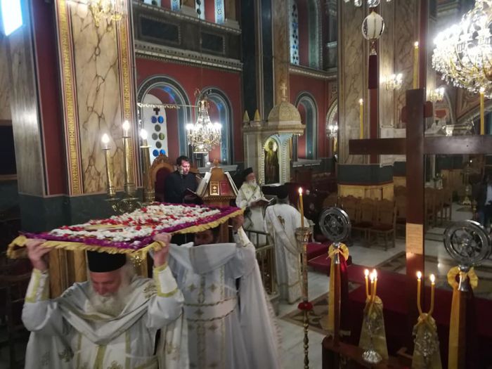 &Tau;&rho;ί&pi;&omicron;&lambda;&eta; | &Eta; &Alpha;&kappa;&omicron;&lambda;&omicron;&upsilon;&theta;ί&alpha; &kappa;&alpha;&iota; &Lambda;&iota;&tau;&alpha;&nu;&epsilon;ί&alpha; &tau;&omicron;&upsilon; &Epsilon;&pi;&iota;&tau;&alpha;&phi;ί&omicron;&upsilon; &kappa;&epsilon;&kappa;&lambda;&epsilon;&iota;&sigma;&mu;έ&nu;&omega;&nu; &tau;&omega;&nu; &theta;&upsilon;&rho;ώ&nu; &sigma;&tau;&omicron;&nu; &Mu;&eta;&tau;&rho;&omicron;&pi;&omicron;&lambda;&iota;&tau;&iota;&kappa;ό &Nu;&alpha;ό (&epsilon;&iota;&kappa;ό&nu;&epsilon;&sigmaf;)