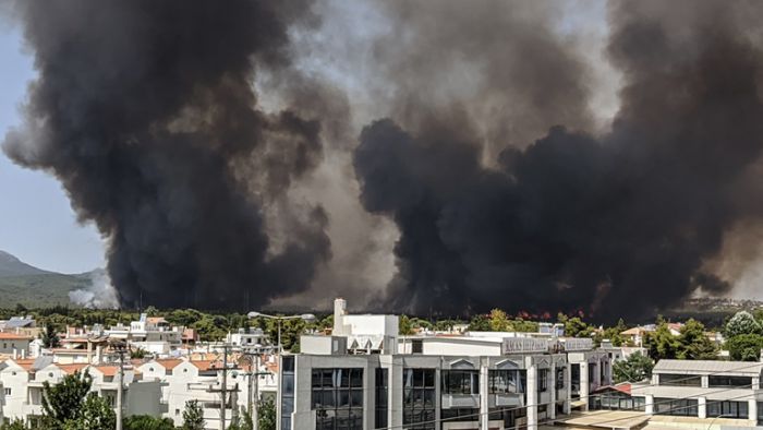 Μεγάλη φωτιά | Καίγονται σπίτια σε Βαρυμπόμπη και Αδάμες - Δείτε live