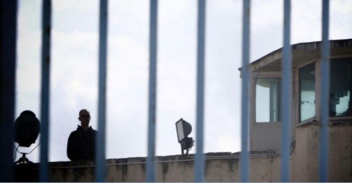 Φυλακές Τρίπολης | Με όπλα της δεκαετίας του &#039;50 δουλεύουν οι εξωτερικοί φρουροί - Πληρώνουν από την τσέπη τους για τις στολές!