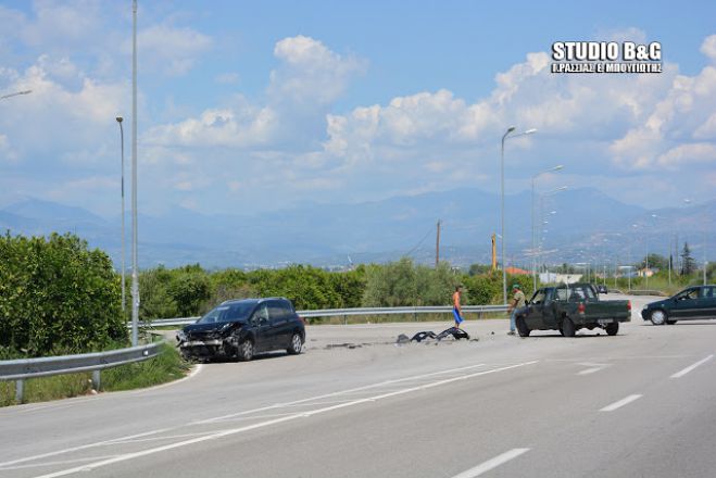 Σφοδρή σύγκρουση αυτοκινήτων στην Αργολίδα με τραυματίες (vd)