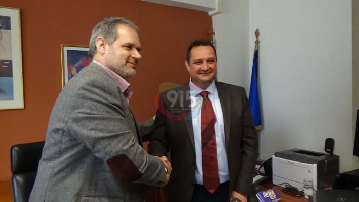 Περιφερειακή Διεύθυνση Εκπαίδευσης | Ο Π. Πετρόπουλος παρέδωσε στον Δ. Οικονομόπουλο (vd)