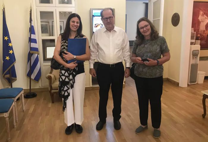 Έ&rho;&chi;&epsilon;&tau;&alpha;&iota; &sigma;&tau;&eta;&nu; &Tau;&rho;ί&pi;&omicron;&lambda;&eta; &eta; &Gamma;&iota;ά&nu;&nu;&alpha; &Alpha;&gamma;&gamma;&epsilon;&lambda;&omicron;&pi;&omicron;ύ&lambda;&omicron;&upsilon;!