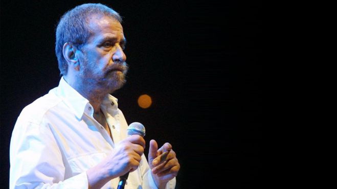 "Έ&phi;&upsilon;&gamma;&epsilon;" &alpha;&pi;ό &tau;&eta; &zeta;&omega;ή &omicron; &tau;&rho;&alpha;&gamma;&omicron;&upsilon;&delta;&iota;&sigma;&tau;ή&sigmaf; &Alpha;&nu;&tau;ώ&nu;&eta;&sigmaf; &Kappa;&alpha;&lambda;&omicron;&gamma;&iota;ά&nu;&nu;&eta;&sigmaf;