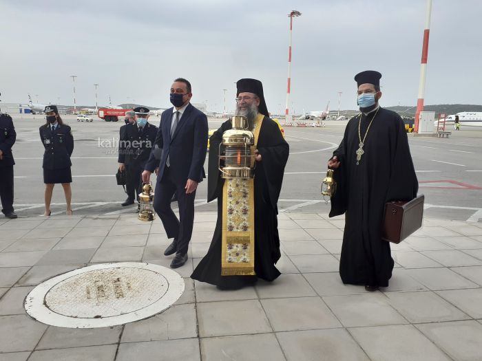 Έφτασε στην Αθήνα το Άγιο Φως - Το υποδέχτηκε ο Αρκάς υφυπουργός Εξωτερικών Κώστας Βλάσης (εικόνες)