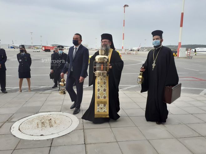 Έφτασε στην Αθήνα το Άγιο Φως - Το υποδέχτηκε ο Αρκάς υφυπουργός Εξωτερικών Κώστας Βλάσης (εικόνες)
