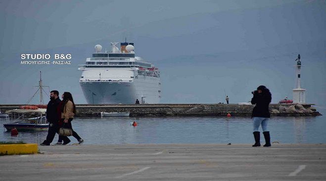 Το κρουαζιερόπλοιο Costa Neoromantica με 1000 επιβάτες στο Ναύπλιο (vd)