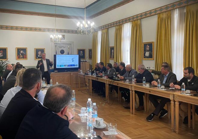 &Pi;&rho;ώ&tau;&eta; &sigma;&upsilon;&nu;ά&nu;&tau;&eta;&sigma;&eta; &Pi;&tau;&omega;&chi;&omicron;ύ &mu;&epsilon; &tau;&omicron;&upsilon;&sigmaf; &Delta;&eta;&mu;ά&rho;&chi;&omicron;&upsilon;&sigmaf; &tau;&eta;&sigmaf; &Pi;&epsilon;&lambda;&omicron;&pi;&omicron;&nu;&nu;ή&sigma;&omicron;&upsilon;