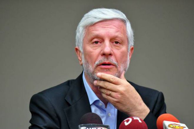&Tau;&alpha;&tau;&omicron;ύ&lambda;&eta;&sigmaf;: &laquo;&Gamma;&iota;&alpha; &tau;&omicron; &theta;έ&mu;&alpha; &tau;&omega;&nu; &alpha;&pi;&omicron;&rho;&rho;&iota;&mu;&mu;ά&tau;&omega;&nu; &delta;&iota;&kappa;&alpha;&iota;&omega;&theta;ή&kappa;&alpha;&mu;&epsilon; &kappa;&alpha;&iota; &alpha;&pi;ό &tau;&omicron;&nu; &Tau;&sigma;ί&pi;&rho;&alpha; &kappa;&alpha;&iota; &alpha;&pi;ό &tau;&omicron;&nu; &Mu;&eta;&tau;&sigma;&omicron;&tau;ά&kappa;&eta;&raquo;!