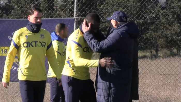 &Mu;&epsilon; &chi;&alpha;&mu;ό&gamma;&epsilon;&lambda;&alpha; &kappa;&alpha;&iota; &alpha;&gamma;&kappa;&alpha;&lambda;&iota;έ&sigmaf; &eta; &pi;&rho;ώ&tau;&eta; &pi;&rho;&omicron;&pi;ό&nu;&eta;&sigma;&eta; &sigma;&tau;&eta;&nu; &epsilon;&pi;&iota;&sigma;&tau;&rho;&omicron;&phi;ή Rastavac &sigma;&tau;&omicron;&nu; &Alpha;&sigma;&tau;έ&rho;&alpha;! (vd)