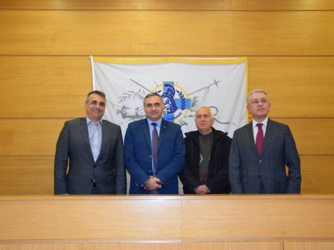 &Sigma;&tau;&eta;&nu; &Tau;&rho;ί&pi;&omicron;&lambda;&eta; &omicron; &nu;έ&omicron;&sigmaf; &Delta;ή&mu;&alpha;&rho;&chi;&omicron;&sigmaf; &Phi;&omicron;&iota;&nu;ί&kappa;&eta;&sigmaf; | "&Theta;&alpha; &sigma;&tau;&alpha;&theta;&omicron;ύ&mu;&epsilon; &sigma;&tau;&omicron; &pi;&lambda;&epsilon;&upsilon;&rho;ό &tau;&omega;&nu; &Beta;&omicron;&rho;&epsilon;&iota;&omicron;&eta;&pi;&epsilon;&iota;&rho;&omega;&tau;ώ&nu;" &epsilon;ί&pi;&epsilon; &omicron; &Kappa;ώ&sigma;&tau;&alpha;&sigmaf; &Tau;&zeta;&iota;&omicron;ύ&mu;&eta;&sigmaf; (vd)