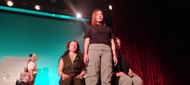 &Delta;ή&mu;&omicron;&sigmaf; &Mu;&epsilon;&gamma;&alpha;&lambda;ό&pi;&omicron;&lambda;&eta;&sigmaf;: "&Epsilon;&nu;&tau;&upsilon;&pi;&omega;&sigma;&iota;&alpha;&sigma;&tau;ή&kappa;&alpha;&mu;&epsilon; &mu;&epsilon; &tau;&eta;&nu; &pi;&alpha;&rho;ά&sigma;&tau;&alpha;&sigma;&eta; Debrayage &tau;&eta;&sigmaf; &Theta;&epsilon;&alpha;&tau;&rho;&iota;&kappa;ή&sigmaf; &omicron;&mu;ά&delta;&alpha;&sigmaf; &Mu;&epsilon;&gamma;&alpha;&lambda;ό&pi;&omicron;&lambda;&eta;&sigmaf;"