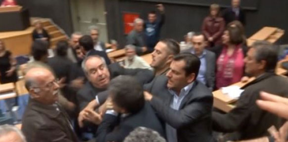 Ξύλο έπεσε στο Περιφερειακό Συμβούλιο Αττικής (vd)