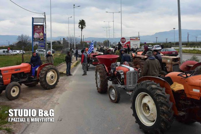 Έστησαν μπλόκο έξω από το Άργος οι αγρότες (vd)