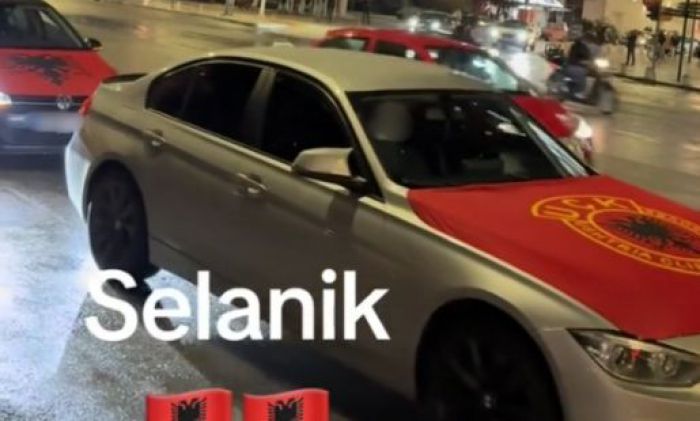 Εθνικιστική φιέστα Αλβανών στη Θεσσαλονίκη: Σημαίες του UCK και χοροί στον Λευκό Πύργο (vd)