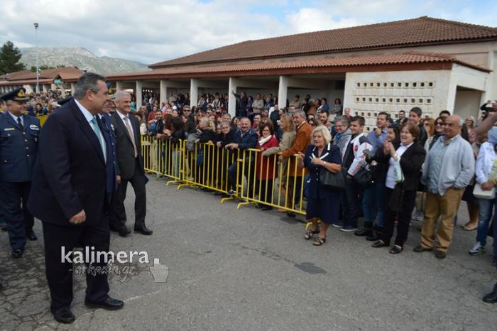 &Kappa;&alpha;&mu;&mu;έ&nu;&omicron;&sigmaf; &alpha;&pi;ό &tau;&eta;&nu; &Tau;&rho;ί&pi;&omicron;&lambda;&eta;: &Sigma;&epsilon; &pi;&omicron;&iota;&omicron;&upsilon;&sigmaf; &epsilon;ί&pi;&epsilon; &nu;&alpha; &pi;&iota;&omicron;&upsilon;&nu; &hellip; &xi;ύ&delta;&iota;; (vd)