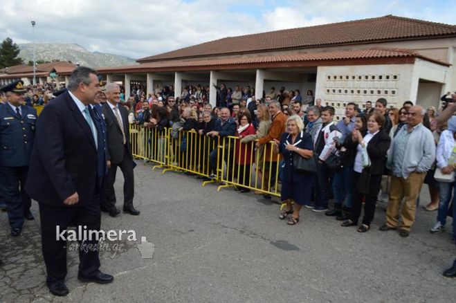 &Kappa;&alpha;&mu;&mu;έ&nu;&omicron;&sigmaf; &alpha;&pi;ό &tau;&eta;&nu; &Tau;&rho;ί&pi;&omicron;&lambda;&eta;: &Sigma;&epsilon; &pi;&omicron;&iota;&omicron;&upsilon;&sigmaf; &epsilon;ί&pi;&epsilon; &nu;&alpha; &pi;&iota;&omicron;&upsilon;&nu; &hellip; &xi;ύ&delta;&iota;; (vd)