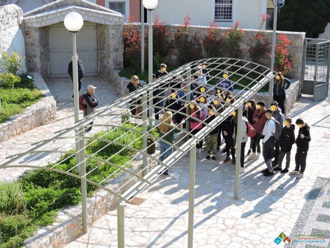 Λεωνίδιο | Μαθητές από το 6ο Γυμνάσιο Ζωγράφου στο Κέντρο Πληροφόρησης για τη Χλωρίδα του Πάρνωνα