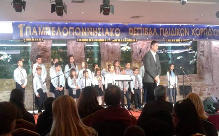 &Sigma;&tau;&omicron; &laquo;1&omicron; &Pi;&alpha;&mu;&pi;&epsilon;&lambda;&omicron;&pi;&omicron;&nu;&nu;&eta;&sigma;&iota;&alpha;&kappa;ό &Phi;&epsilon;&sigma;&tau;&iota;&beta;ά&lambda; &pi;&alpha;&iota;&delta;&iota;&kappa;ώ&nu; &Chi;&omicron;&rho;&omega;&delta;&iota;ώ&nu;&raquo; &tau;&alpha; "&Sigma;&pi;&omicron;&upsilon;&rho;&gamma;ί&tau;&iota;&alpha;" &tau;&eta;&sigmaf; &Chi;&omicron;&rho;&omega;&delta;ί&alpha;&sigmaf; &Tau;&rho;ί&pi;&omicron;&lambda;&eta;&sigmaf;